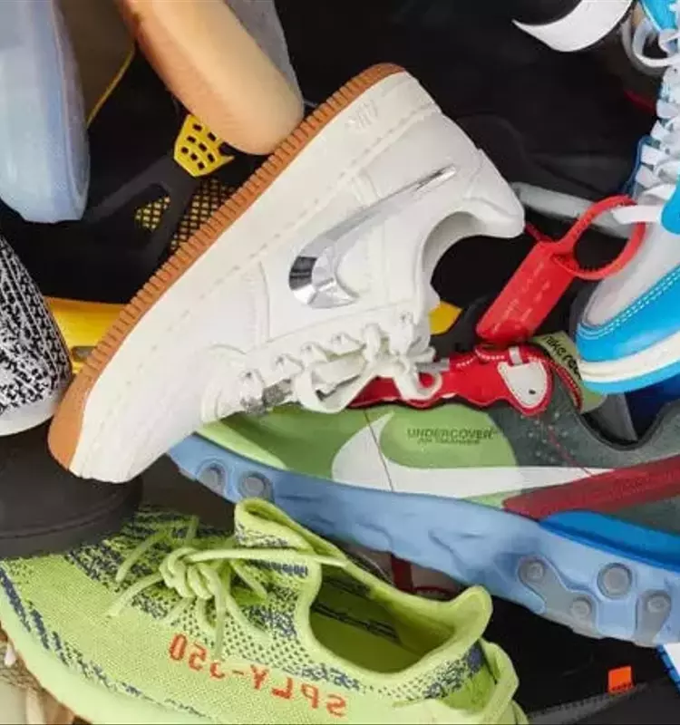 Exploración de zapatillas y ropa urbana