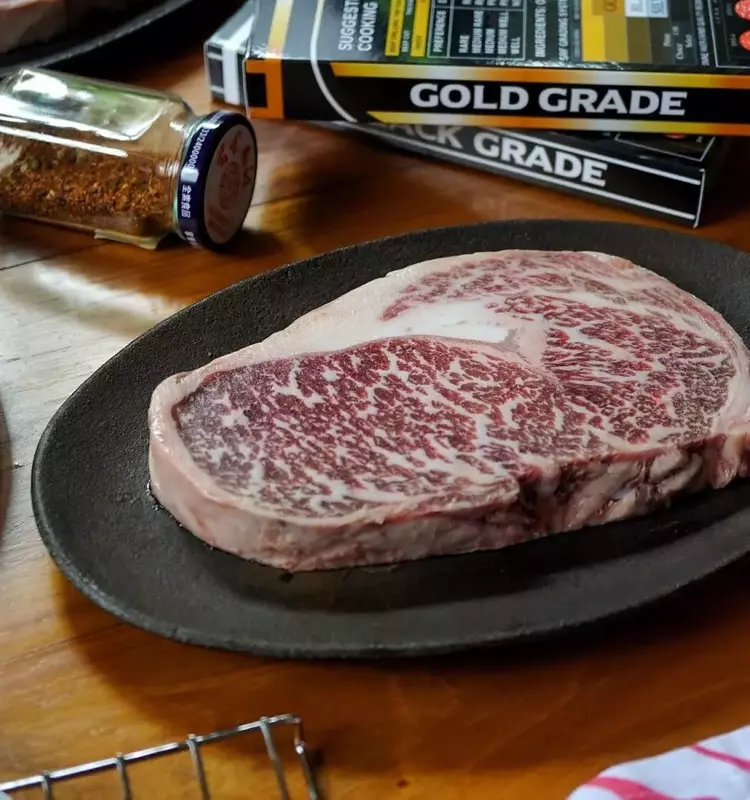 How to Create the Perfect Steak Night at Home 