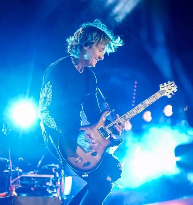 Country Star's Unfortunate Stage Mishap: A Stringy Surprise