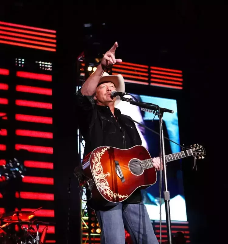 Final Performance Approaches for Country Legend Alan Jackson