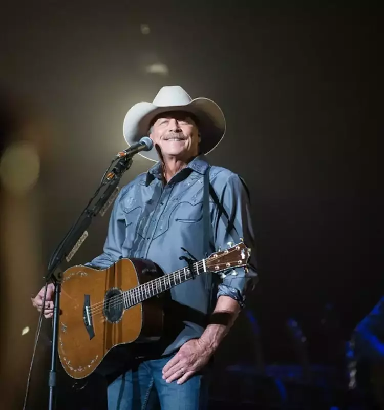 Alan Jackson Concludes Farewell Tour with Heartfelt Performance