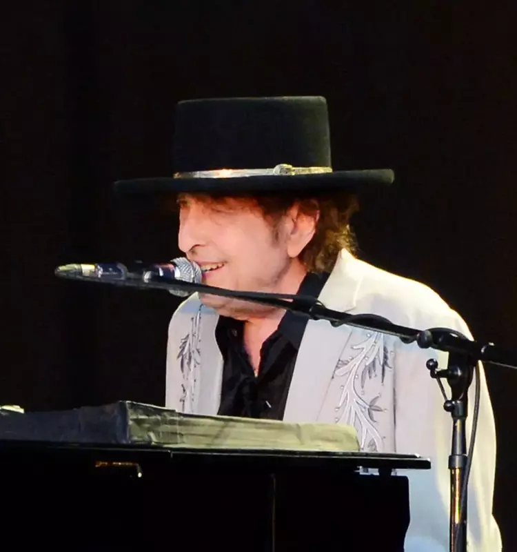 Legendary Performances: Bob Dylan and Willie Nelson Light Up the Stage