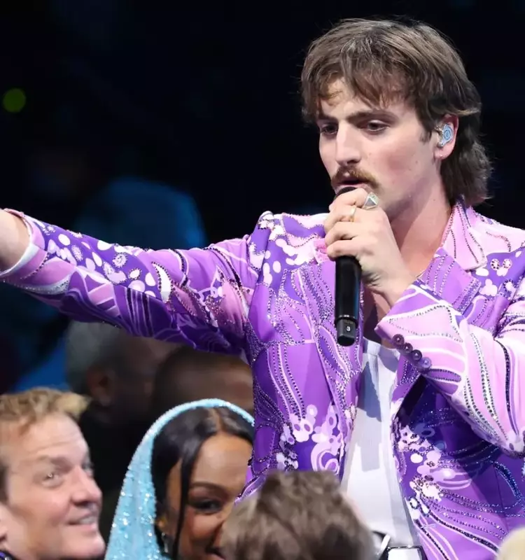 Benson Boone Captivates AMAs Audience with Energetic Performance