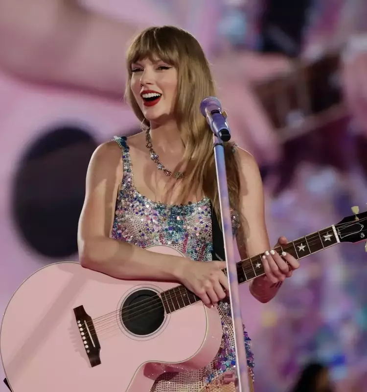 Acoustic Surprise: Taylor Swift's Impromptu 'Shake It Off' Performance at Nashville Event