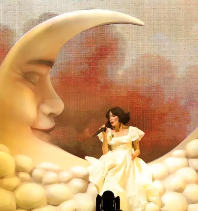 Halsey Unveils New Track 'Carry the Weight' During 'For My Last Trick' Tour