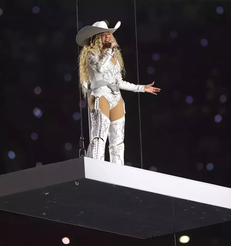 Beyonc￩'s Grand Return: "16 Carriages" Features New Mechanical Horse