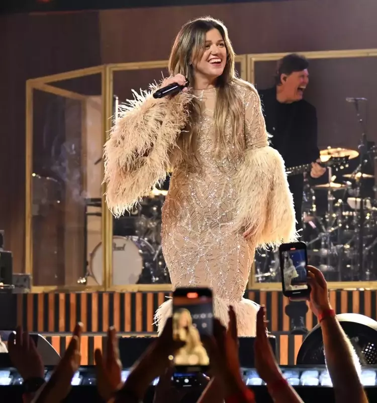 Kelly Clarkson Shares Stage With Daughter for "Heartbeat Song" Duet in Las Vegas