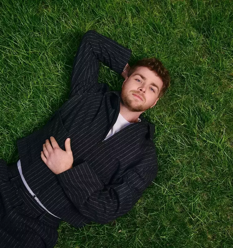 Alex Warren's "You'll Be Alright, Kid": A Deep Dive into Sincerity and Musical Trends