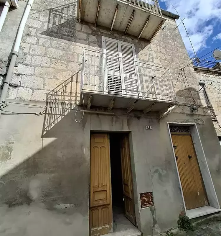 Italian Real Estate Dreams: A Tale of Two Homebuyers' Experiences with €1 Properties