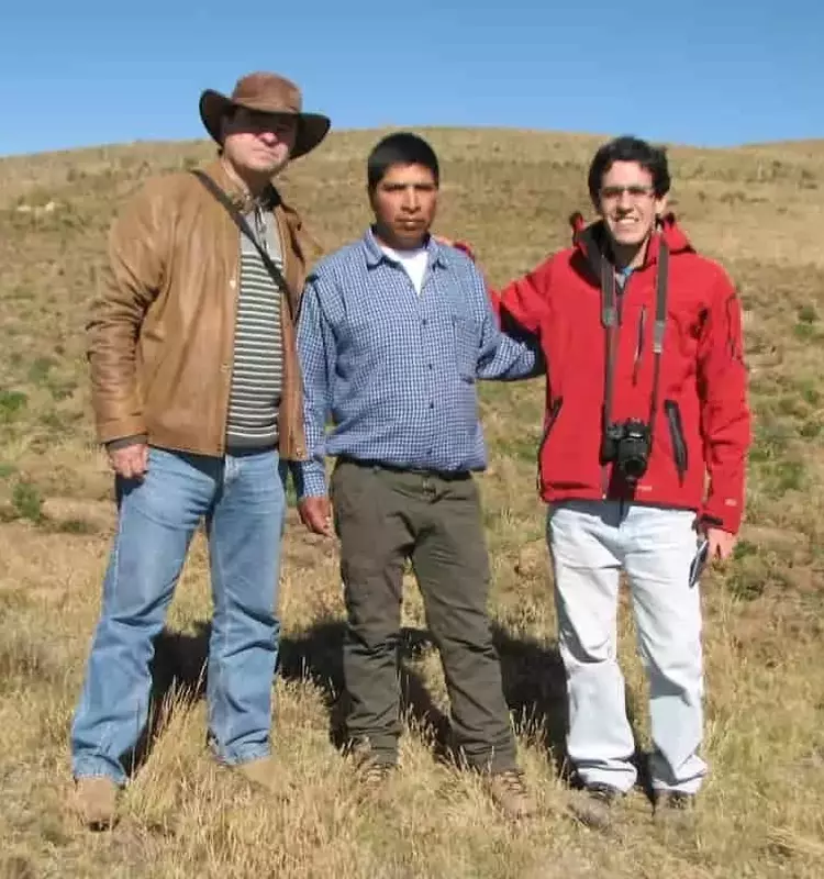 La Microbiología como Pilar de la Sostenibilidad Agrícola: Un Enfoque Global desde Perú hasta Florida