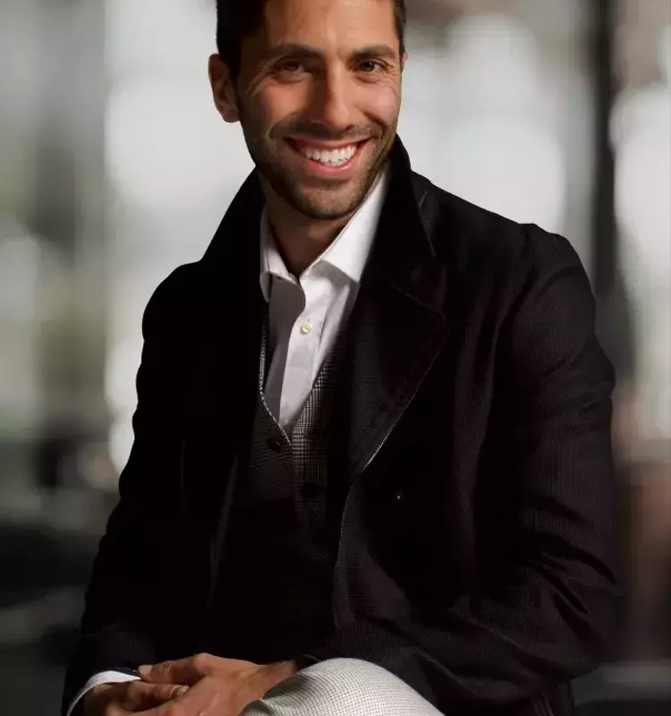 From Screen to Real Estate: Nev Schulman Joins Coldwell Banker Warburg