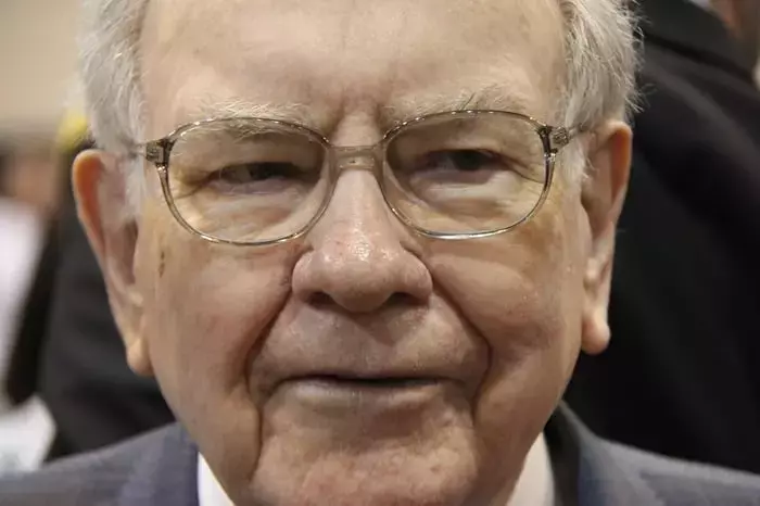 Warren Buffett's Investment Philosophy: Patience and Value Amidst Market Peaks