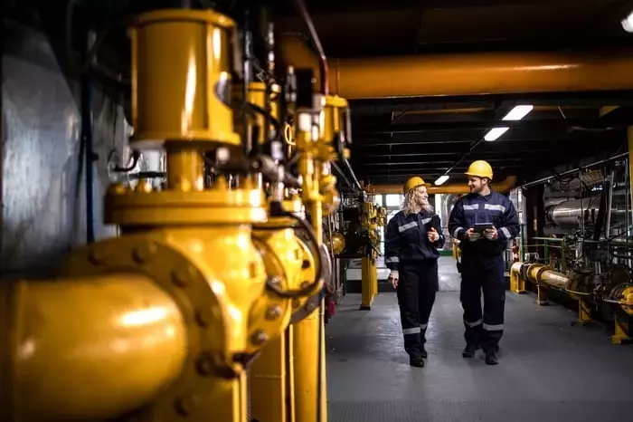 New Fortress Energy's Stock Declines Amidst Legal Challenges and Operational Setbacks