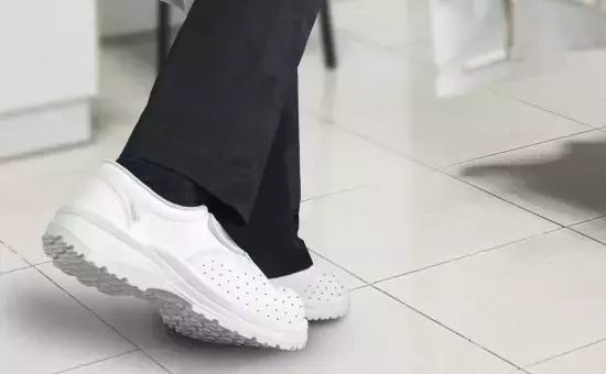 Brisa S1 Perforado: Innovación en Calzado Sanitario con Protección Antimicrobiana