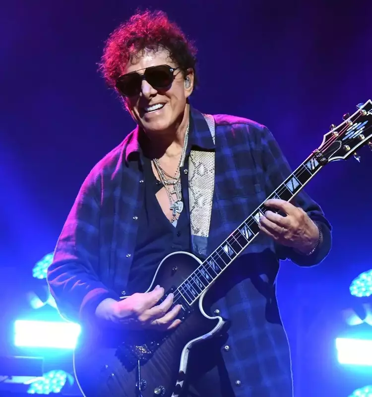 Neal Schon Reflects on Journey's Final Frontier Tour and Future Endeavors