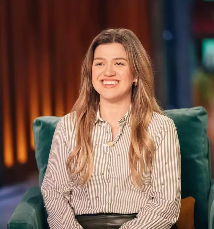 Kelly Clarkson's Bold Response to Ex-Manager's Plastic Surgery Suggestion