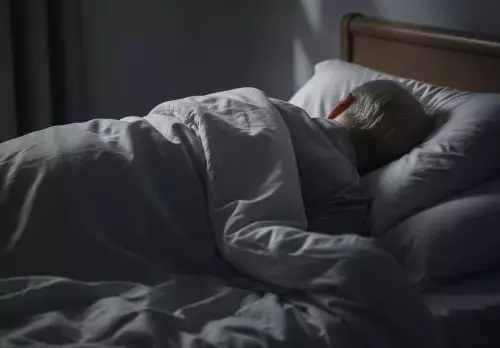 La Importancia Fundamental de Contratar un Cuidador Nocturno para el Bienestar del Adulto Mayor y la Familia