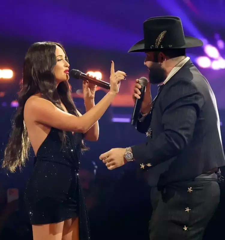 Kacey Musgraves and Carín León Electrify Latin Grammys with “Lost in Translation”