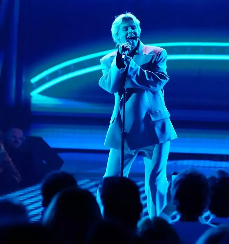 Robyn Debuts New Single 'Dopamine' Live, Sparking Philosophical Debate on Happiness