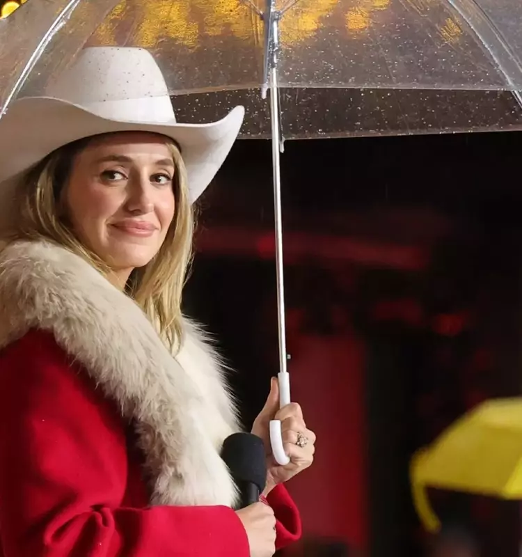 Lainey Wilson Shines at Macy's Thanksgiving Day Parade After CMA Victories