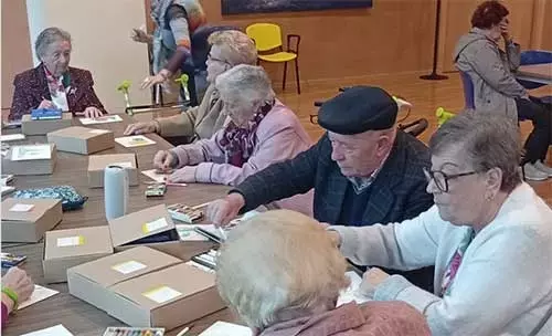 Iniciativas para el Bienestar de Cuidadores y Personas Mayores: Talleres de Autocuidado y Expresión Artística