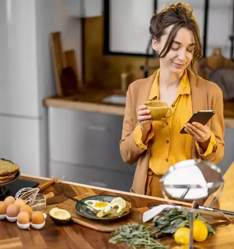 Comer Distraído: Un Hábito Perjudicial para la Salud y el Bienestar