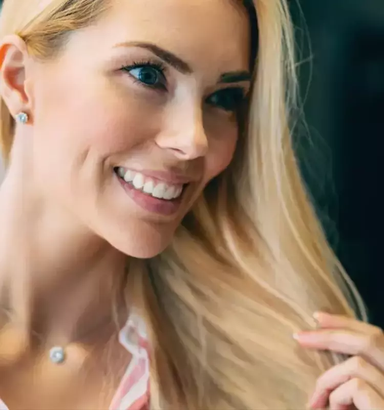 La Psicología Detrás de Tocarse el Cabello: Un Vistazo a Nuestros Gestos Inconscientes