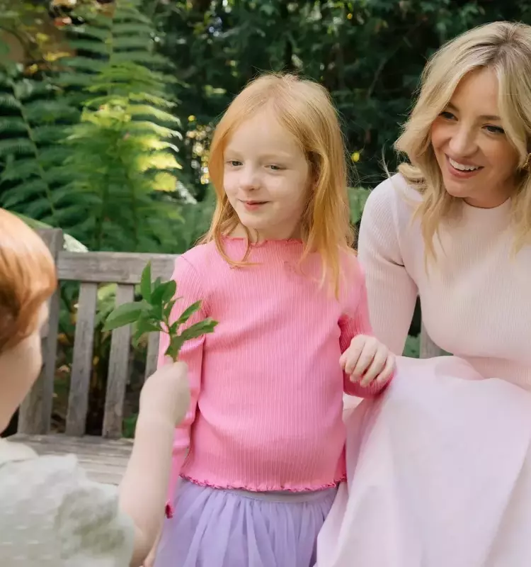 Abby Elliott's Journey to Motherhood: Overcoming Fertility Challenges with Humor and Resilience