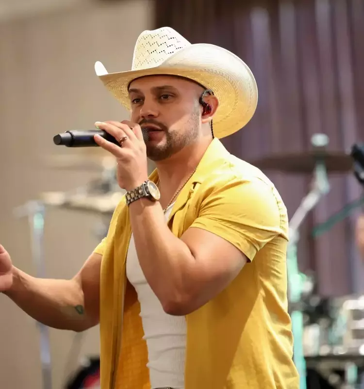 Country Singer Frank Ray Challenges Immigration System After Brother-in-Law's ICE Detainment