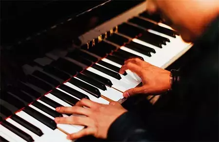 Melodías que Sanan: La Musicoterapia como Complemento Vital en la Tercera Edad