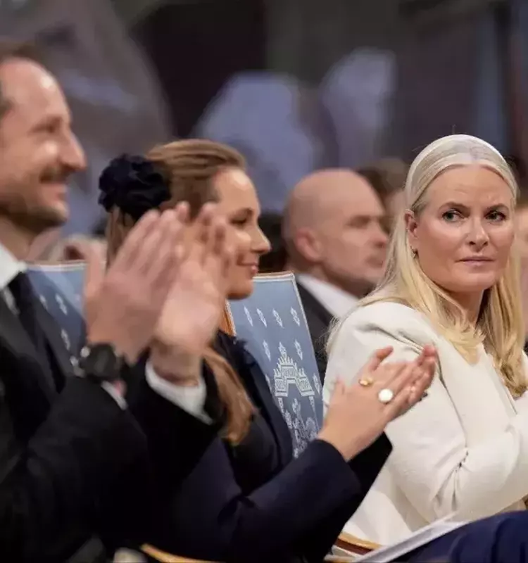 La Princesa Mette-Marit de Noruega Enfrenta Trasplante Pulmonar por Fibrosis Crónica