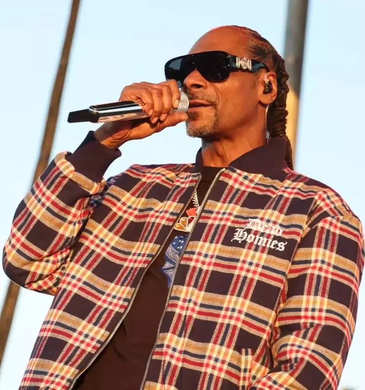 Snoop Dogg's Festive Halftime Extravaganza on Christmas Day