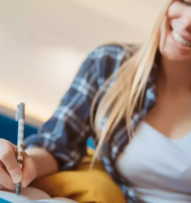 Cómo la escritura puede transformar tu bienestar mental en minutos