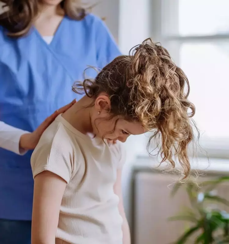 A Mother's Scoliosis Journey: From Diagnosis to Guiding Her Daughter Through the Same Challenge