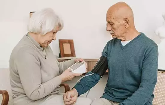 El Impacto del Cuidado Informal en la Salud de Adultos Mayores en España