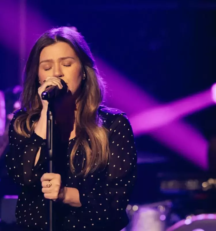 Kelly Clarkson's Moving Rendition of 'What It Sounds Like' from 'KPop Demon Hunters' and Emotional Fan Encounter