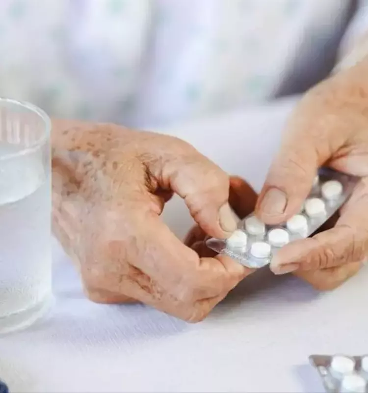 La Polifarmacia en Adultos Mayores de España: Un Análisis Detallado