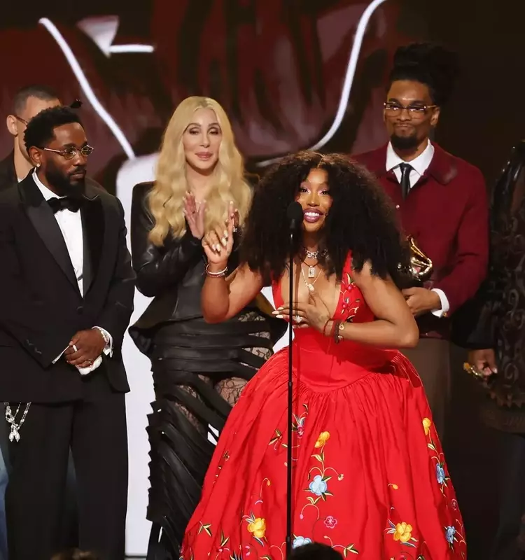 SZA Reacts to Cher's Grammy Award Mix-Up