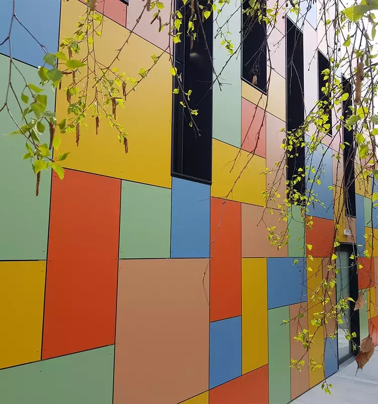 Trespa® Meteon® Uni Colours : Une Symphonie Architecturale de Couleurs et de Performance