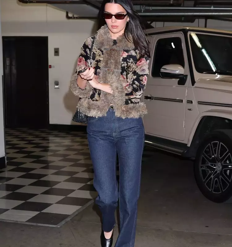 The Enduring Appeal of Rigid Blue Straight-Leg Jeans in Fashion