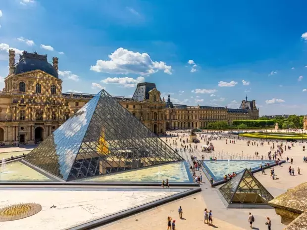 Le report de la désignation de l'architecte pour la modernisation du Louvre s'explique par le contexte social