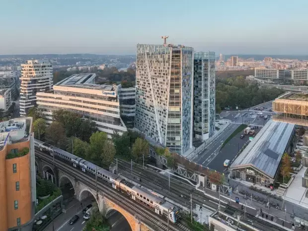 La Tour Keïko : Fusion d'Innovation et d'Architecture Moderne à Issy-les-Moulineaux