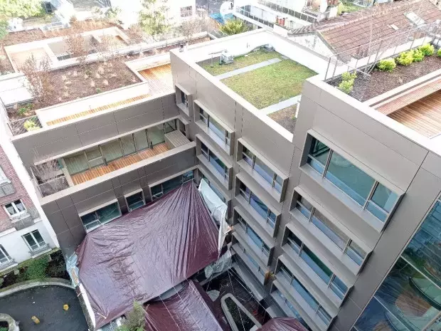 Transformation Architecturale à Boulogne-Billancourt : Un Immeuble des Années 70 Renait