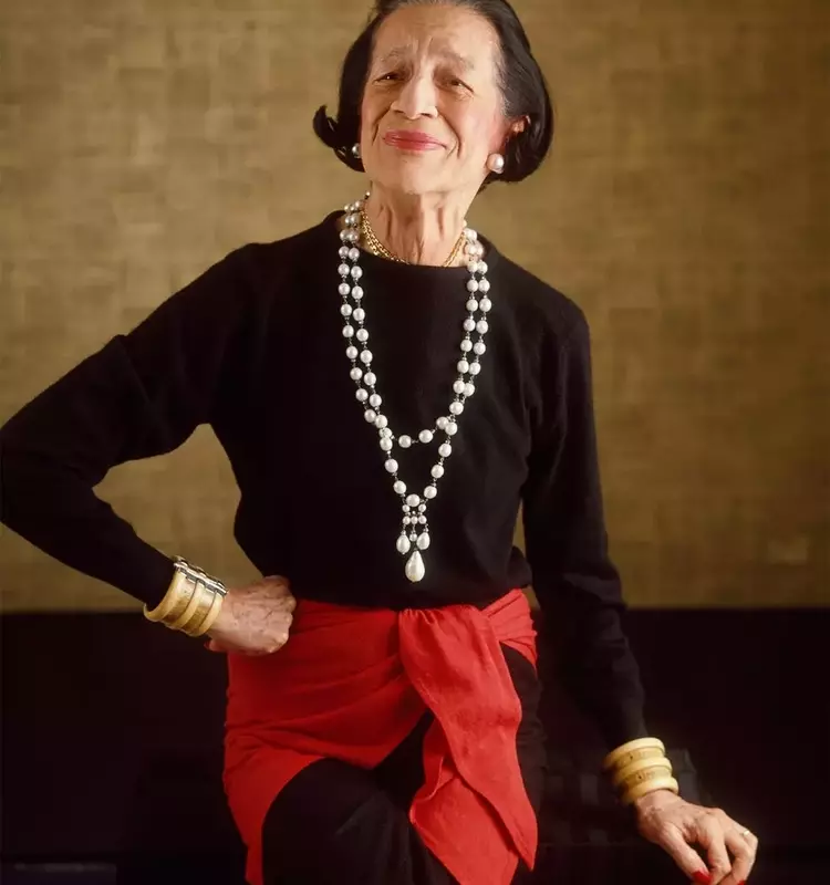 The Enduring Allure and Modern Reinterpretation of Silk Scarves in Fashion