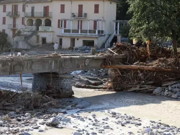 Inondations : l'État annonce des dégâts d'au moins un milliard d'euros et mobilise les assureurs