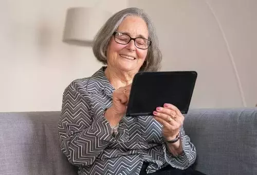 Debate sobre la longevidad y su impacto de género en un evento virtual