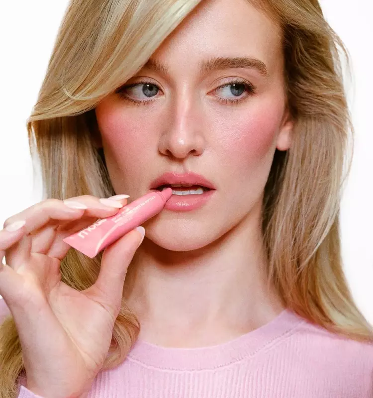 Sarah Pidgeon's Transformation: From Brunette to Blonde Icon and Her Beauty Journey with Rhode