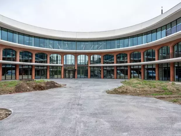 Un Ancien Site Industriel du Nord Reconverti en Siège Social Grand Format pour une Entreprise Technologique Française