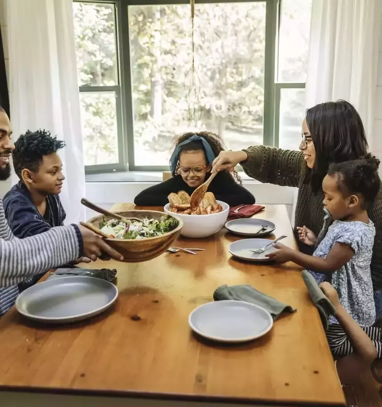 Nine Phrases to Avoid at the Dinner Table to Foster Healthy Eating Habits in Children