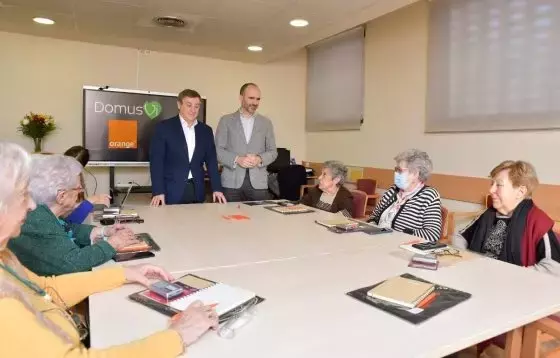 Mejora Digital para Mayores: Colaboración Orange y DomusVi